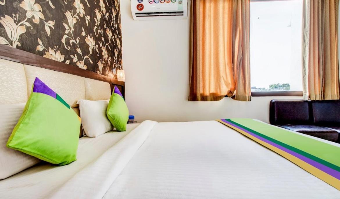 Hotel Blossom Rooms - Fully Ac Tājganj المظهر الخارجي الصورة